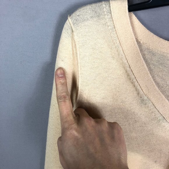 Vince Women's Fitted Back Cashmere V-Neck Sweater In Praline Size Small - Picture 8 of 13